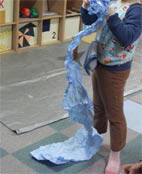 和紙を絵の具で青く染める☆