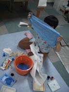和紙を絵の具で青く染める☆