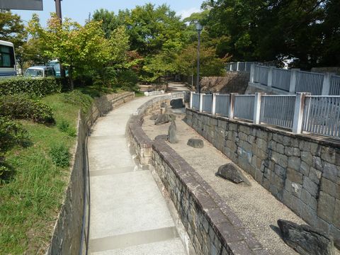 茨木市役所のモニュメントと旧茨木川緑地
