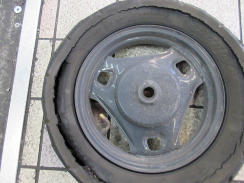 社長もＶ１２５Ｇのタイヤ交換します