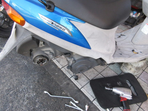 社長もＶ１２５Ｇのタイヤ交換します