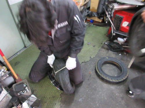社長もＶ１２５Ｇのタイヤ交換します