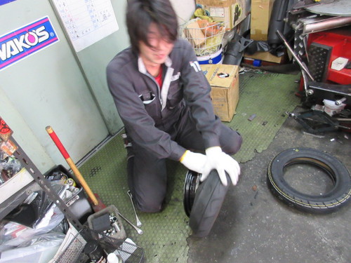 社長もＶ１２５Ｇのタイヤ交換します
