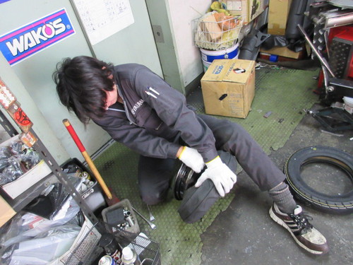 社長もＶ１２５Ｇのタイヤ交換します