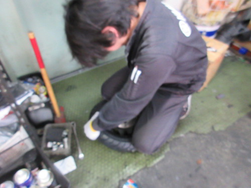 社長もＶ１２５Ｇのタイヤ交換します