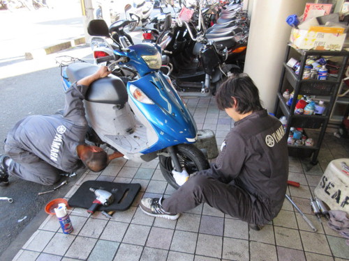 社長もＶ１２５Ｇのタイヤ交換します