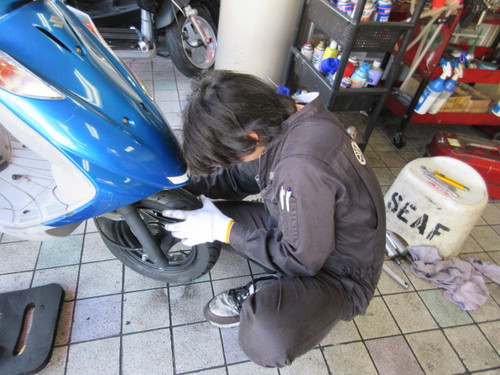 社長もＶ１２５Ｇのタイヤ交換します