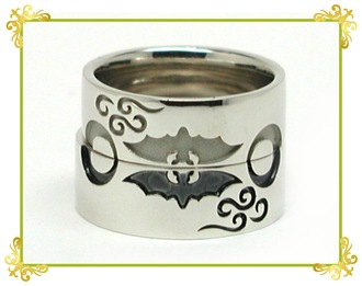 トライバル風デザインのイニシャルとコウモリ、月、雲の結婚指輪
