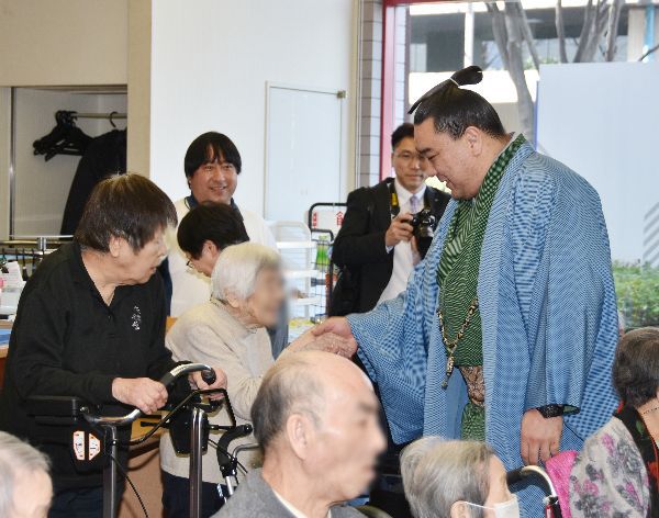 2017年横綱日馬富士関 社会福祉法人帝塚山福祉会を訪問 2017年横綱日馬富士関 社会福祉法人帝塚山福祉会を訪問