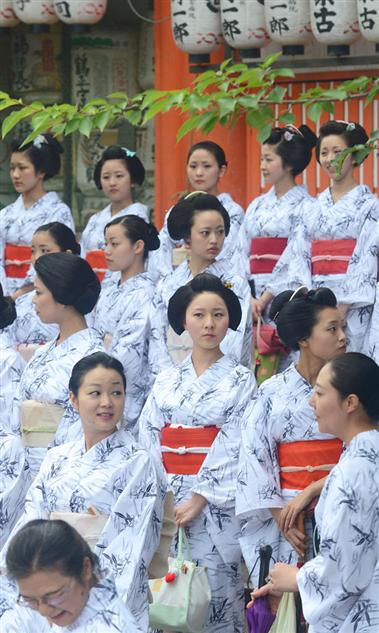 祇園花街も夏模様 八坂神社 お千度