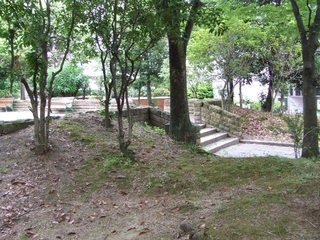 佛念寺山断層線近辺をたどる　３　緑地公園駅遊歩道