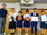 【大阪エヴェッサ】守口市立守口小学校に、バスケットボールを贈呈！