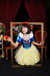 コスプレコース　白雪姫風衣装モデル着用写真　変身写真サテライトドア