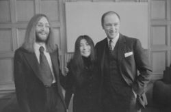 YES その3文字が、ジョンレノンとオノヨーコの愛の出会い