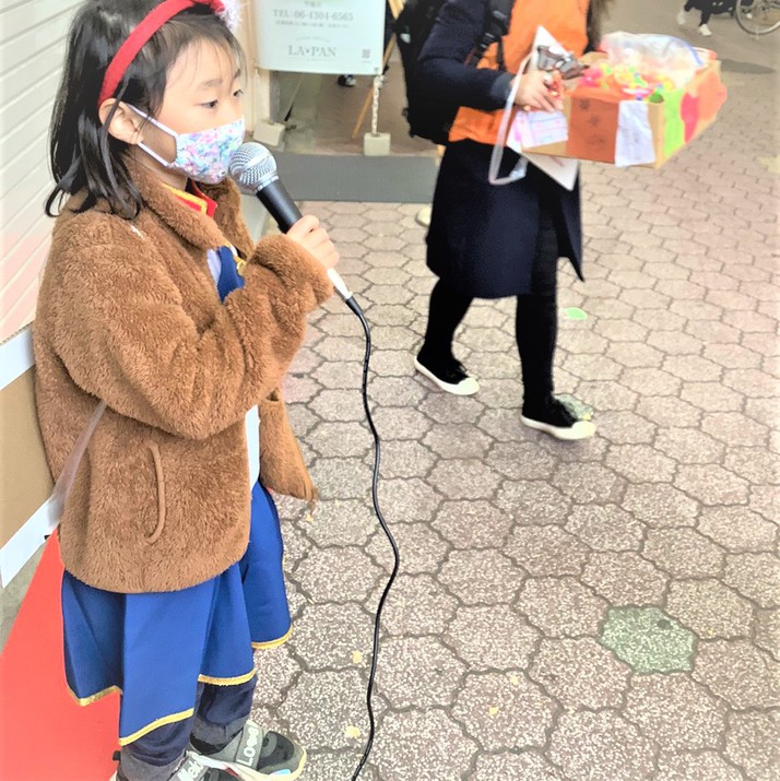谷町Kids ポップフィルハーモニー楽団、サンタランの募金活動。 谷町Kids ポップフィルハーモニー楽団、サンタランの募金活動。