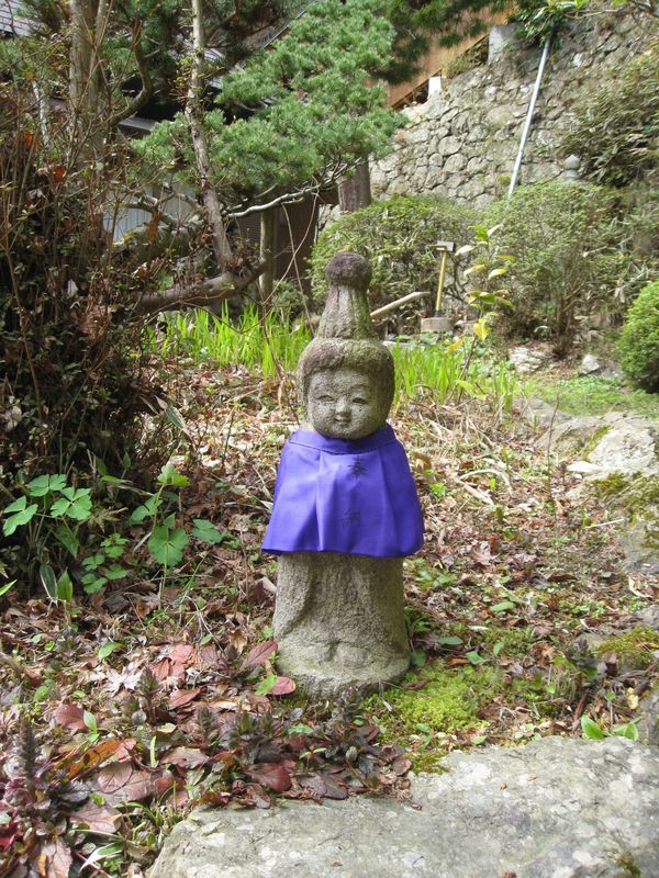 新しいお着物のお地蔵さん こんにちわ・・・