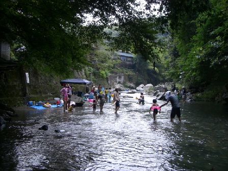水遊び賑わう摂津峡