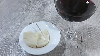 阪急デパ地下ワイン(ホヤデカデナス130周年記念赤)、チーズで。