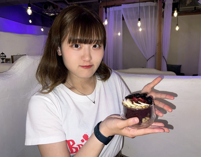 夜アイス専門店「アメ村でアイス」で、話題のクラッキングアサイーボウルをいただきます♪