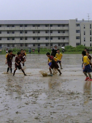 またまた雨中のサッカー