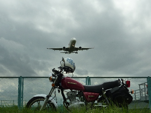 GN125とプチツーリング　ジェット機と共に