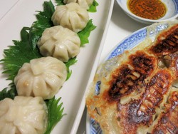 羽根つき餃子と焼き小籠包