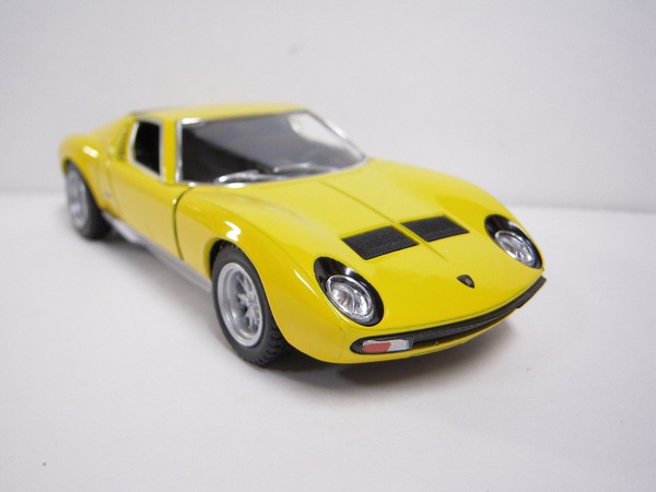1/34 スケールのプルバック式ミニカー