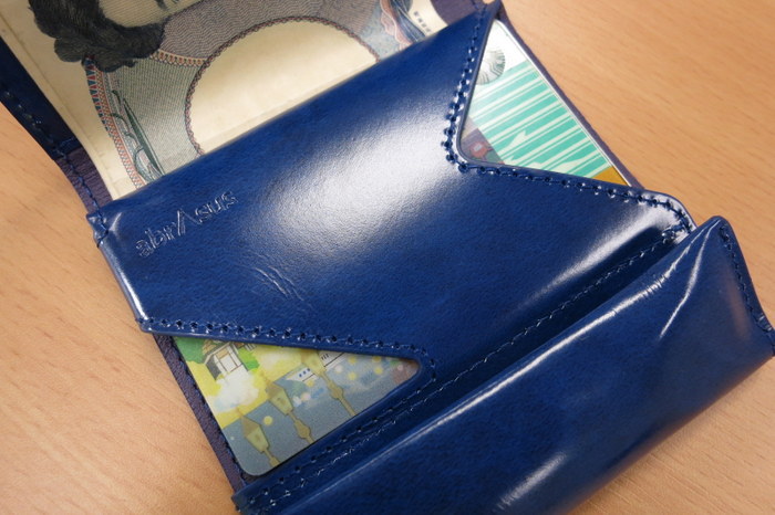 薄い財布を1年使ったら完全にメイン財布になっちゃったので新調しました。