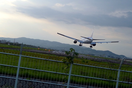 伊丹空港近くの千里川土手で飛行機を間近に見てきた。