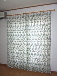 ベリー柄の窓辺
