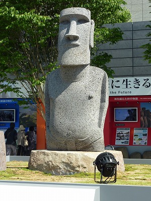 大阪駅前のモアイ像