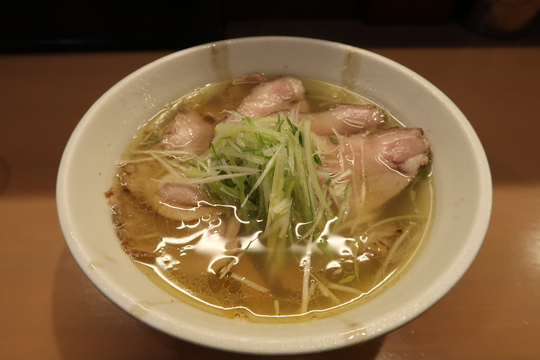 天満・浪花町　「ラーメン　哲勝」　旨味あふれる肉塩と濃厚な名古屋コーチンＴＫＧ！