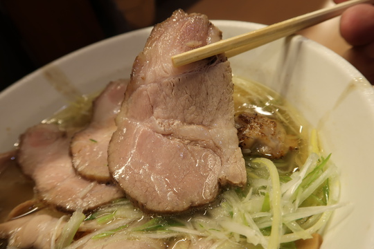 天満・浪花町　「ラーメン　哲勝」　旨味あふれる肉塩と濃厚な名古屋コーチンＴＫＧ！