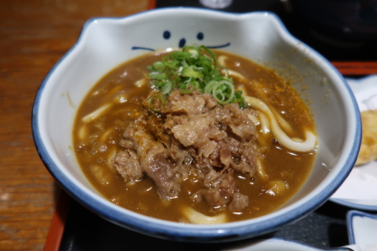 東大阪・新石切　「手打ち　草部うどん　のらや」　まろやかで旨味ある牛肉カレーうどん！