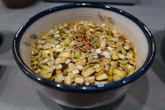 豊中・緑地公園　「麺房　鶏くらふと」　鶏と鰹のおつけそば醤油に燻製チャーシュートッピングして頂きました！