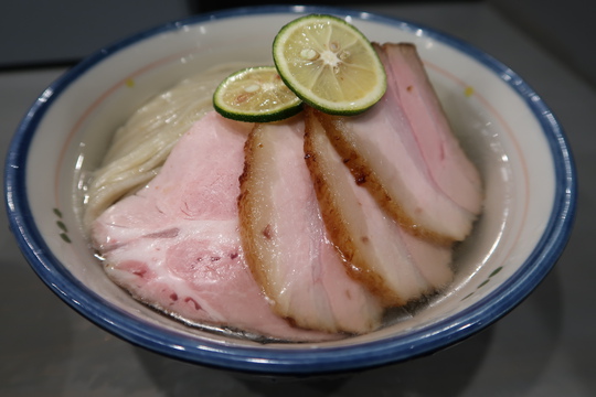 豊中・緑地公園　「麺房　鶏くらふと」　鶏と鰹のおつけそば醤油に燻製チャーシュートッピングして頂きました！