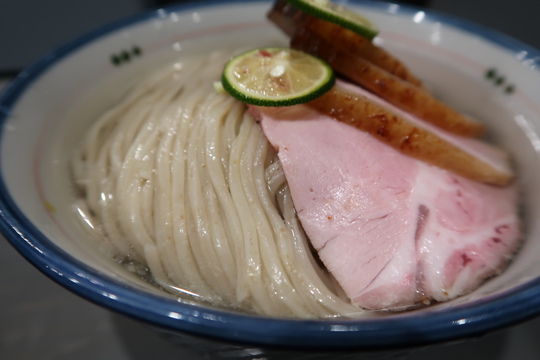 豊中・緑地公園　「麺房　鶏くらふと」　鶏と鰹のおつけそば醤油に燻製チャーシュートッピングして頂きました！