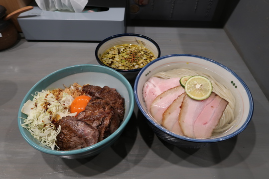 豊中・緑地公園　「麺房　鶏くらふと」　鶏と鰹のおつけそば醤油に燻製チャーシュートッピングして頂きました！