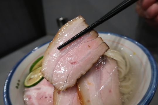 豊中・緑地公園　「麺房　鶏くらふと」　鶏と鰹のおつけそば醤油に燻製チャーシュートッピングして頂きました！