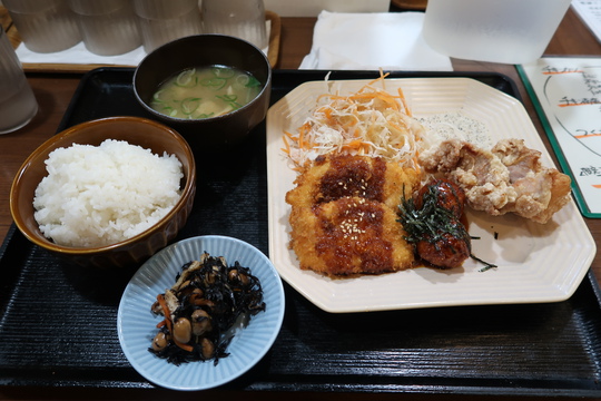 梅田・大阪駅前第３ビル　「チキンチキン」　つくねと唐揚げとチキンカツご一緒に頂けるよくばり定食！