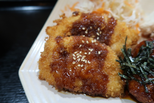 梅田・大阪駅前第３ビル　「チキンチキン」　つくねと唐揚げとチキンカツご一緒に頂けるよくばり定食！