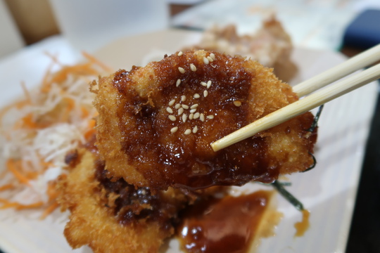 梅田・大阪駅前第３ビル　「チキンチキン」　つくねと唐揚げとチキンカツご一緒に頂けるよくばり定食！