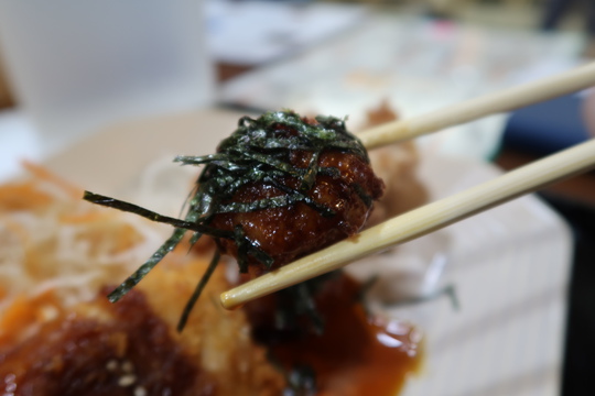 梅田・大阪駅前第３ビル　「チキンチキン」　つくねと唐揚げとチキンカツご一緒に頂けるよくばり定食！