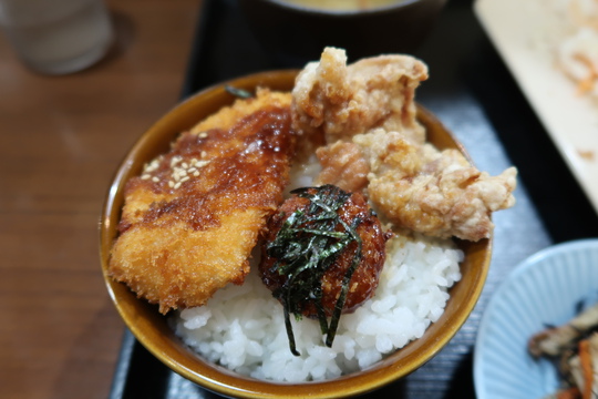 梅田・大阪駅前第３ビル　「チキンチキン」　つくねと唐揚げとチキンカツご一緒に頂けるよくばり定食！