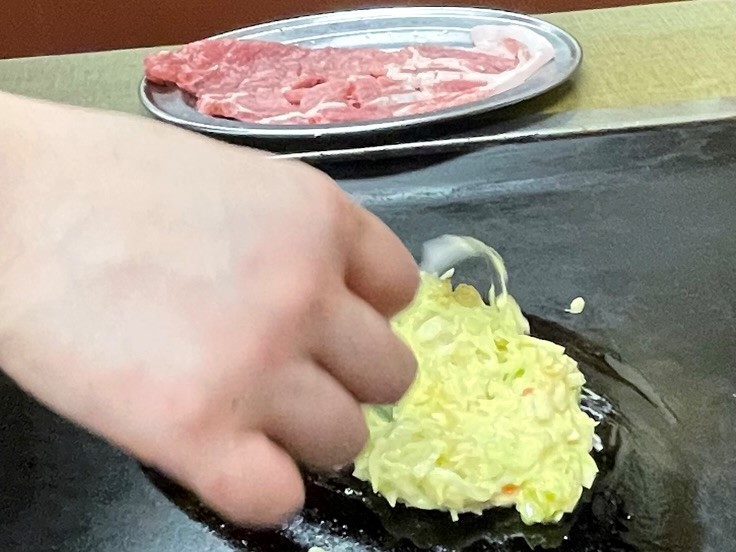 天神橋筋商店街の老舗お好み焼き　店員さんが焼く「千草(ちぐさ)」に飛び込みランチなのだ！