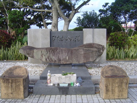 慰霊塔に手を合わせる