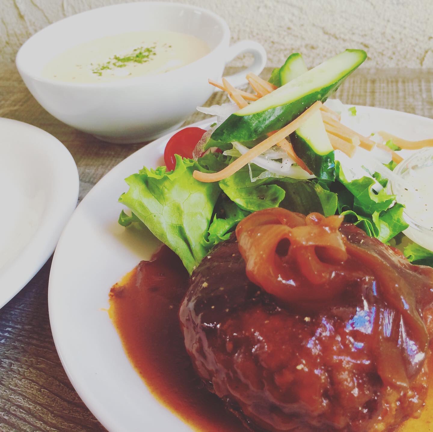 今日の日替わりランチは「手ごね煮込みハンバーグ」@クーデリー カフェ （CRYDDERI CAFE）