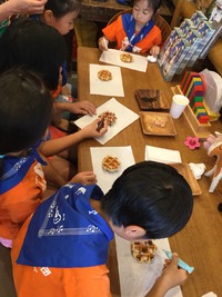 今日はワッフル作りにチャレンジしました。